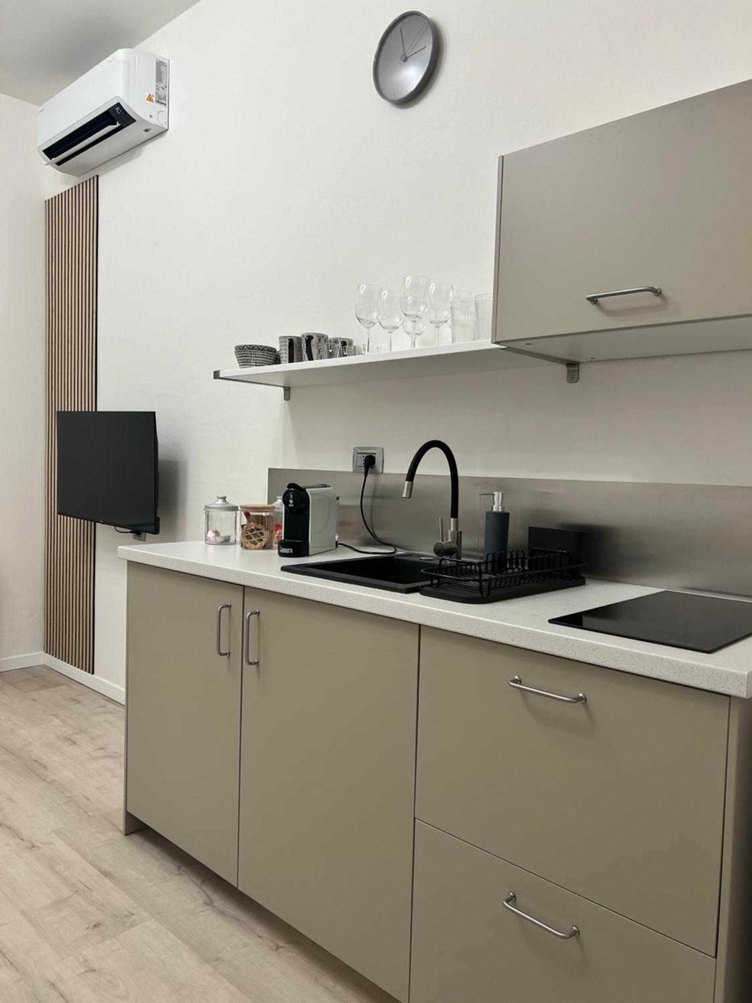 Tezone Seven Apartments Верона Экстерьер фото